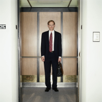 Hombre de negocios en el ascensor
