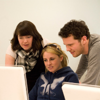 3 personas trabajando desde un iMac