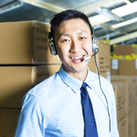 Un teleoperador internacional sonriendo.