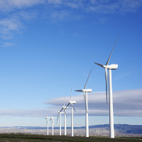 Molinos de viento en el campo