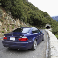 Un automóvil BMW en la carretera.