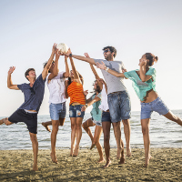 Grupo de estudiantes en la playa