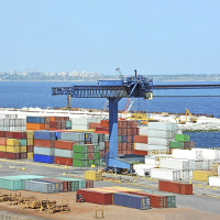 Containers en un puerto de mercaderías