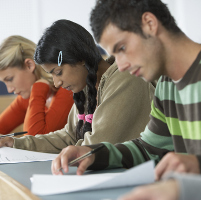 3 estudiantes en la universidad