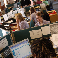 Personas trabajando en una oficina.