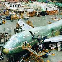 Imagen de una planta de fabricación de un avión.