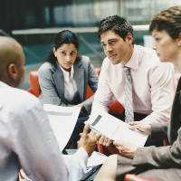 Empresarios hablando de negocios