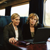 2 ejecutivas viajando en tren por trabajo