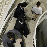 Trabajadores en las escaleras