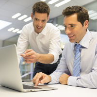 Un mentor dando instrucciones a un emprendedor