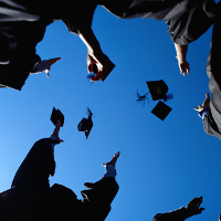 Estudiantes graduándose