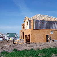 Casa en construcción en un barrio suburbano.