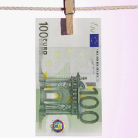 Un billete de 100 euros colgando de una cuerda.