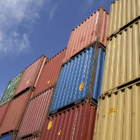 Containers de mercancia de colores apilados.