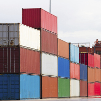 Containers (contenedores) apilados en un puerto.
