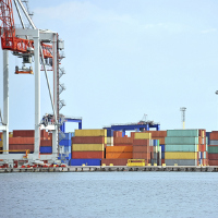 Muelle de exportación lleno de containers.