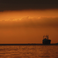 Barco navegando a destino