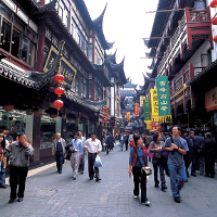 Personas paseando en una calle típica de China.