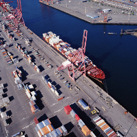Imagen desde arriba de un puerto y containers.