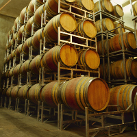 Imagen de unos barriles apilados en un almacén.