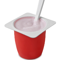 Envase de un yogurt sin marca de color rojo.