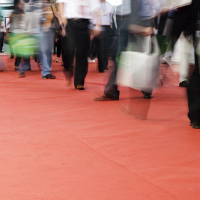 Personas caminando con bolsas de compras.