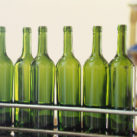 Muchas botellas de vidrio verdes.