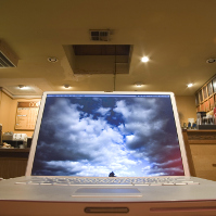 Primer plano de un ordenador MAC en una cafetería.