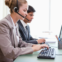 2 personas trabajando delante de un ordenador.