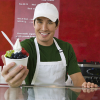 Un trabajador amable sirviendo un helado.