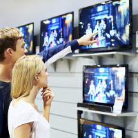 Dos chicos mirando televisores para comprar.