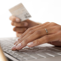 Mujer tecleando los datos de su tarjeta de crédito.