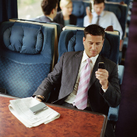 Un hombre de negocios “tuiteando”.