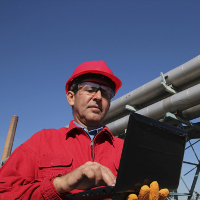 Trabajador de una empresa manipulando un ordenador portátil