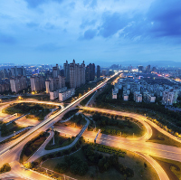 Panorámica de una ciudad y sus carreteras.